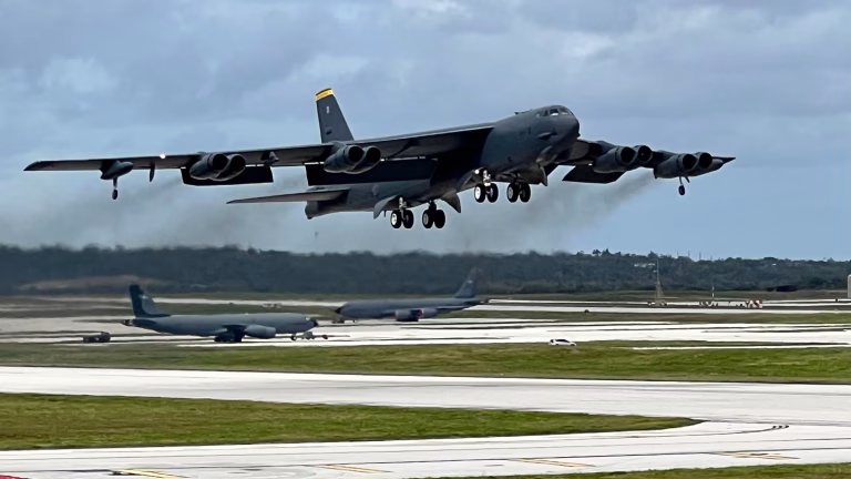 Near-Miss in the Skies: Delta Connection Flight Swerves to Avoid Air Force B-52 Bomber