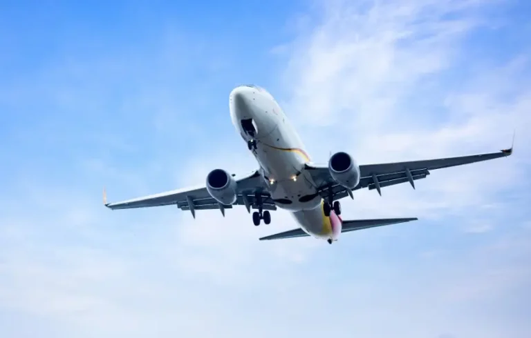She Missed Her Flight Helping a Man with an Injured Leg—Unaware He Owned the Airline