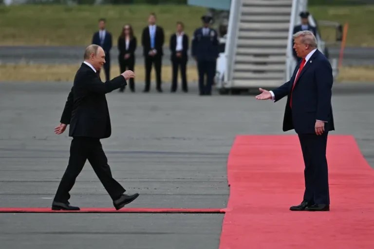 Viewers Spot Trump’s Strange ‘Zig-Zag Walk’ Before Putin Meeting – Theories Explode Online