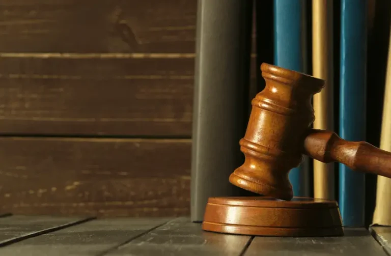 A Homeless Veteran Faced Trial — But When the Judge Heard His Name, He Stood Up in Shock. What Happened Next Left the Entire Courtroom Silent.