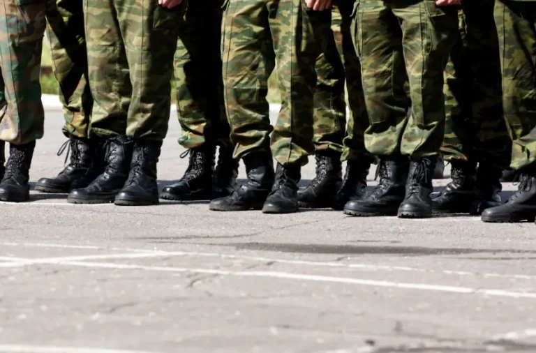 She Collapsed After Dragging Him to Safety — and Woke to 800 Marines Standing in Her Honor.