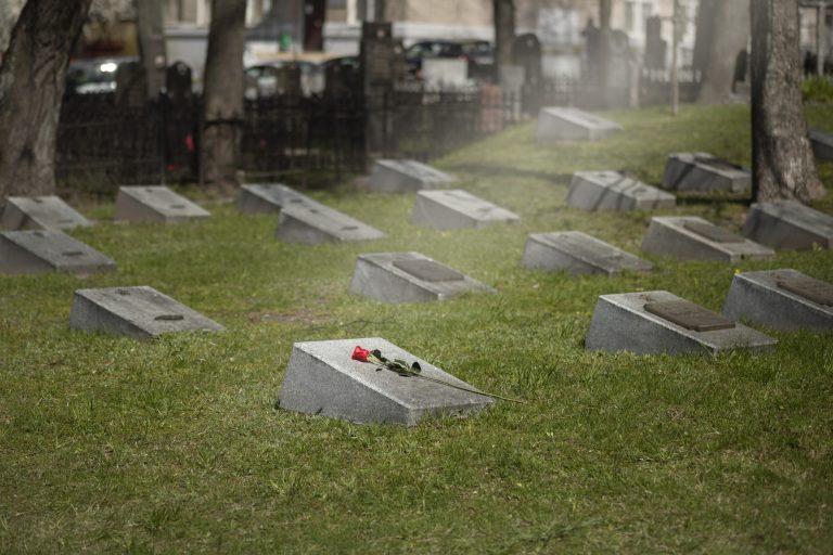 Pregnant Widow Visits Her Husband’s Grave — What She Finds on the Headstone Brings Her to Her Knees in Tears