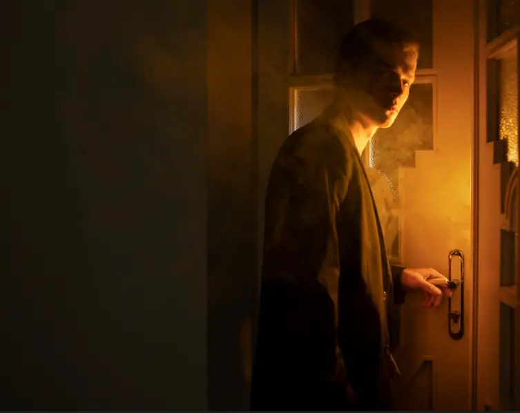 My Neighbor Knocked on My Door at 5 A.M. and Warned, ‘Don’t Go to Work Today’ — By Noon, I Finally Realized Why