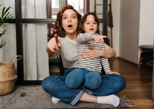 At Dinner, My Daughter Slipped Me a Note That Said, “Pretend You’re Sick and Leave.” I Listened — And Ten Minutes Later, I Understood Why