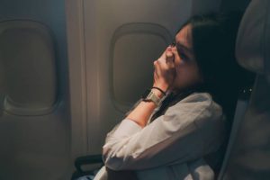 A CEO Fell Asleep on a Stranger’s Shoulder During a Red-Eye Flight — When She Woke Up and Saw What Was in His Hand, She Went Speechless