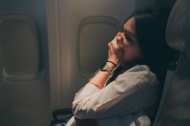 A CEO Fell Asleep on a Stranger’s Shoulder During a Red-Eye Flight — When She Woke Up and Saw What Was in His Hand, She Went Speechless