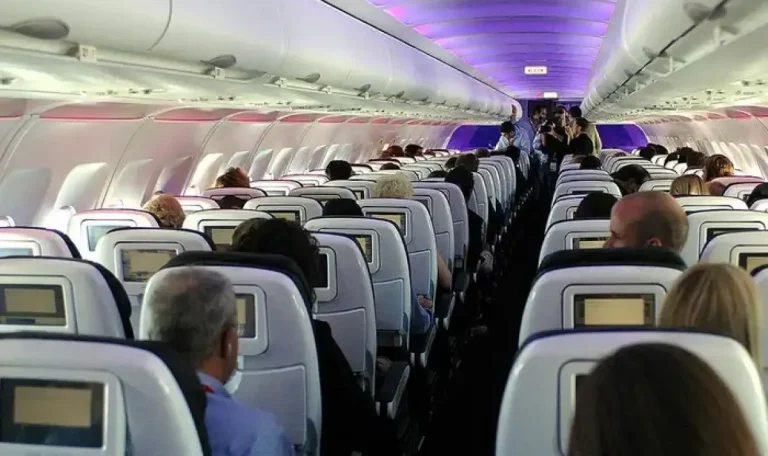 An Old Man Was Mocked and Blocked From Boarding — Minutes Later, the Entire Plane Stood to Salute Him