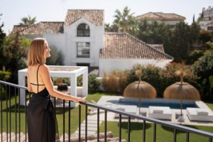 They Kicked Me Out for My Sister—Now They’re “So Proud” I Bought a $12M Estate