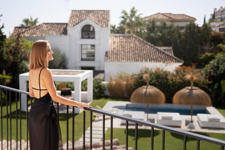 They Kicked Me Out for My Sister—Now They’re “So Proud” I Bought a $12M Estate