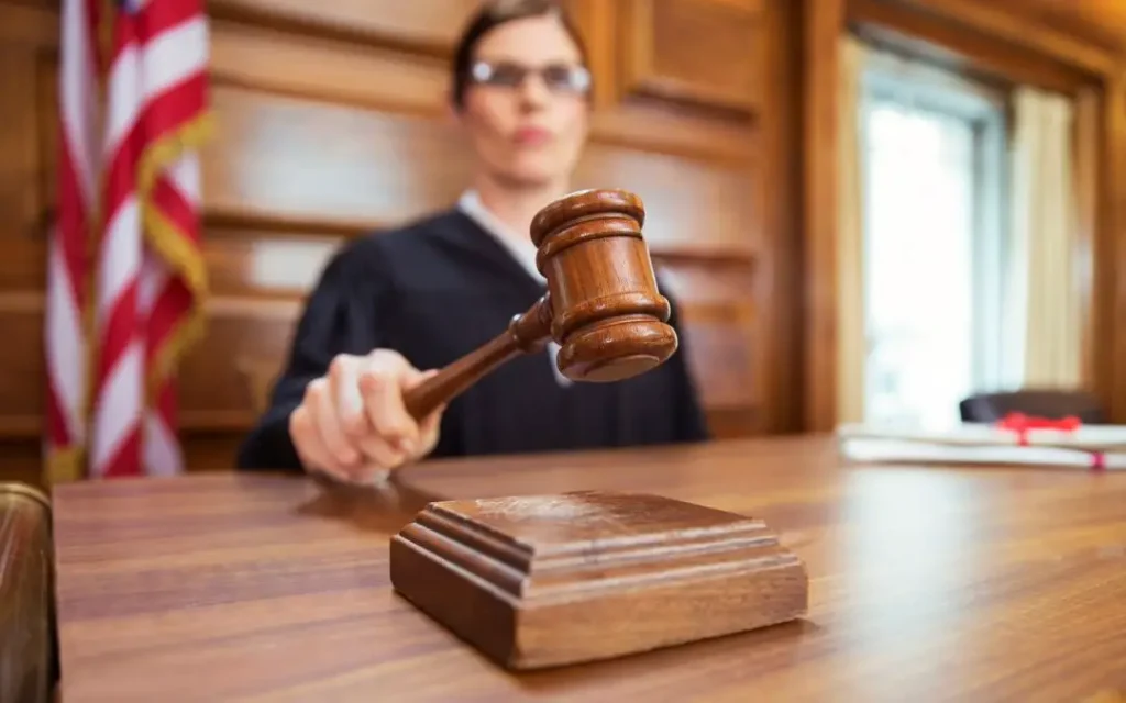 A Pregnant Wife Gave Her Husband Everything in Divorce Court, But the Judge Brought in His Little Girl and the Room Went Silent