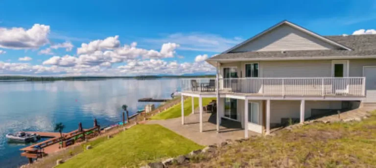 They Showed Up With 20 Suitcases and Claimed “Family Has Rights”—Until the Property Manager Checked the Names