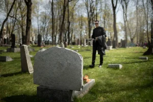 At My Father’s Graveside A Gravedigger Revealed The Coffin Was Empty And Handed Me A Key To The Truth