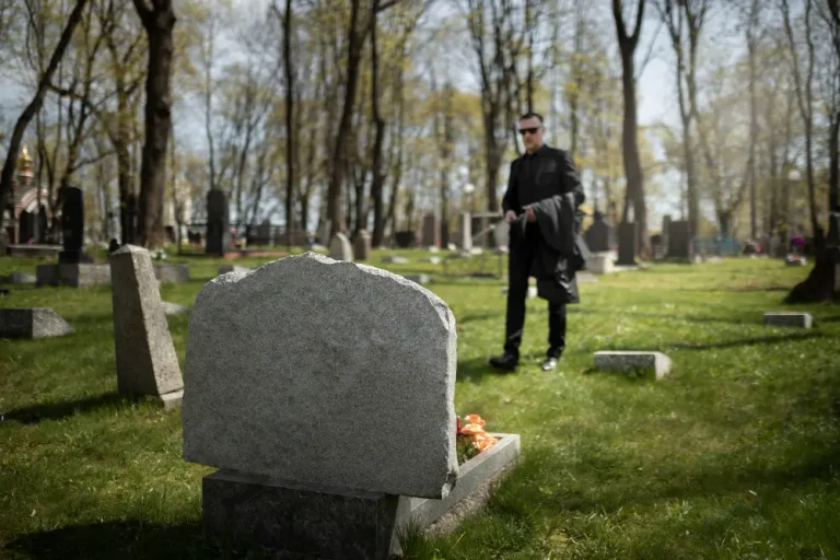 At My Father’s Graveside A Gravedigger Revealed The Coffin Was Empty And Handed Me A Key To The Truth