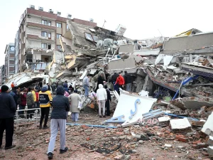 Tsunami warning issued as magnitude 7.8 earthquake leaves at least 15 dead
